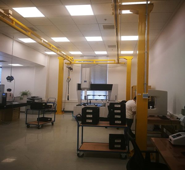 組合式無(wú)橫梁自立起重機(jī)